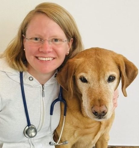 Dr. Esther Hindricks, Tierärztin für tierärztliche Verhaltensberatung in Geisenheim, mit einem Labrador